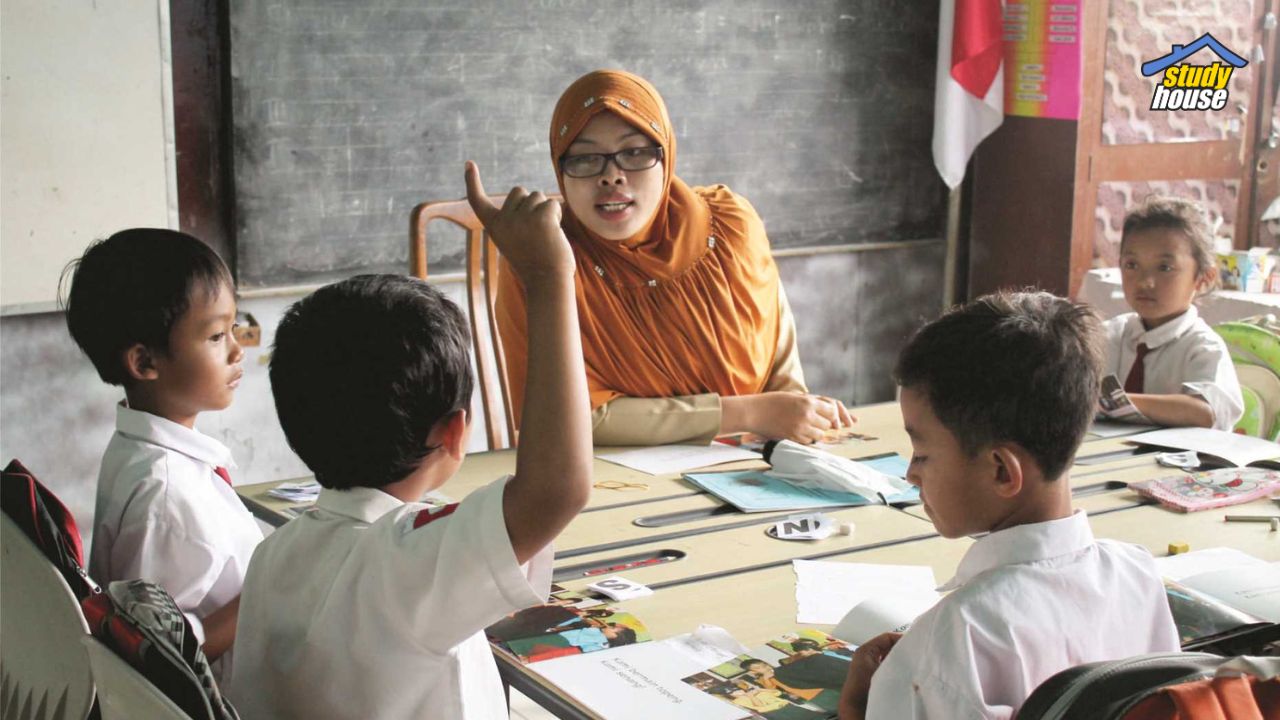  A teacher is guiding her students in a classroom.